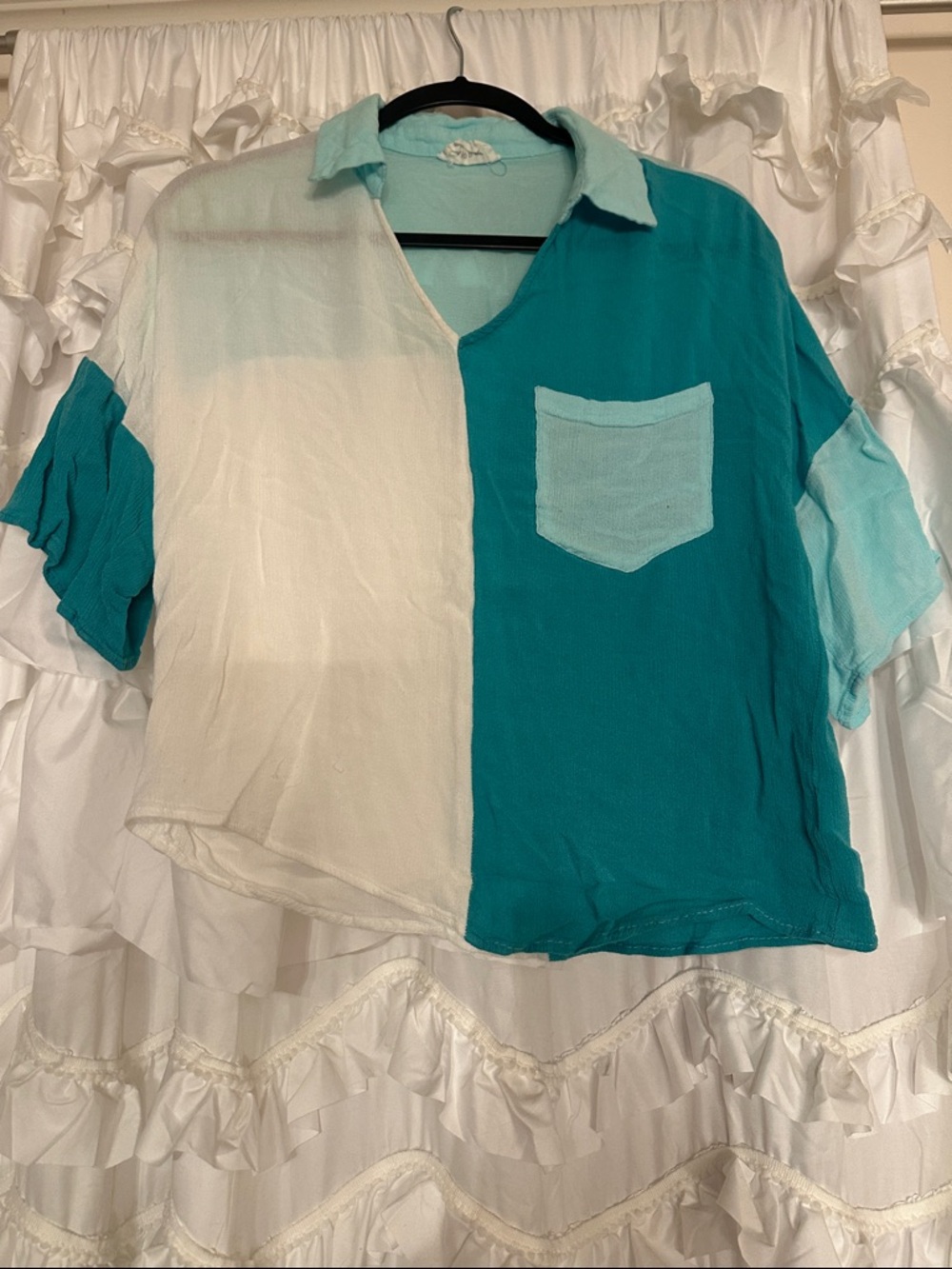 ANDREE BY UNIT Teal and White Colorblock Short Sleeve Blouse